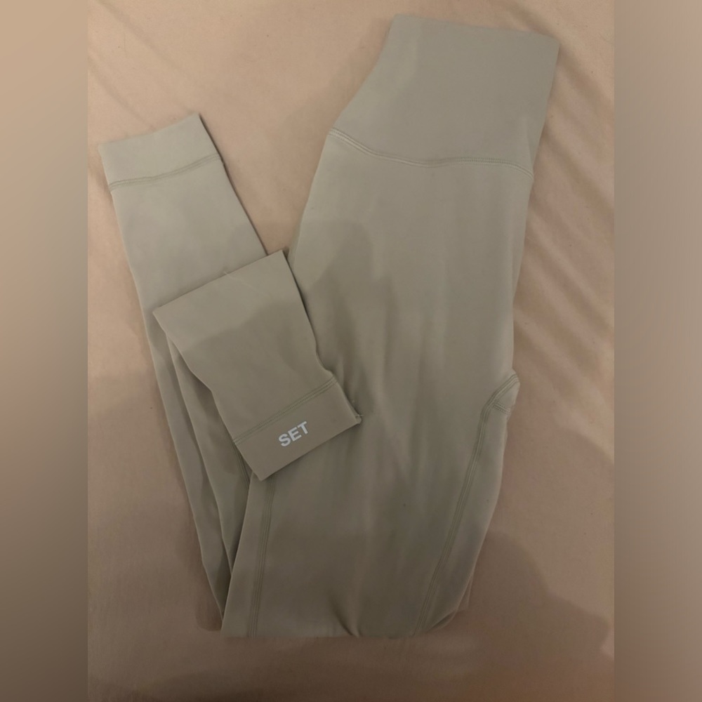 Set Active leggings. Womens size Medium. Amazing condition!